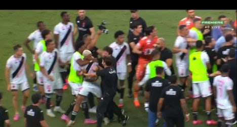 Jogadores do Vasco em campo, disputa acalorada.