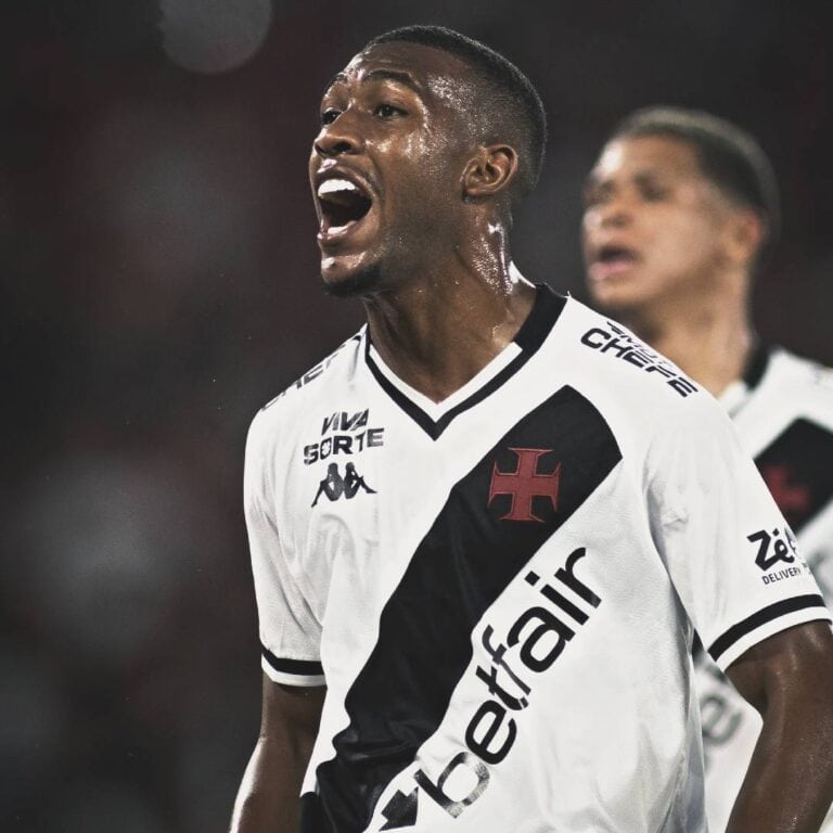 - Jogador do Vasco comemorando gol.