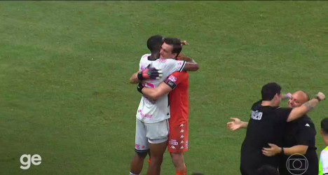 Abraço comemorativo entre jogadores do Vasco.