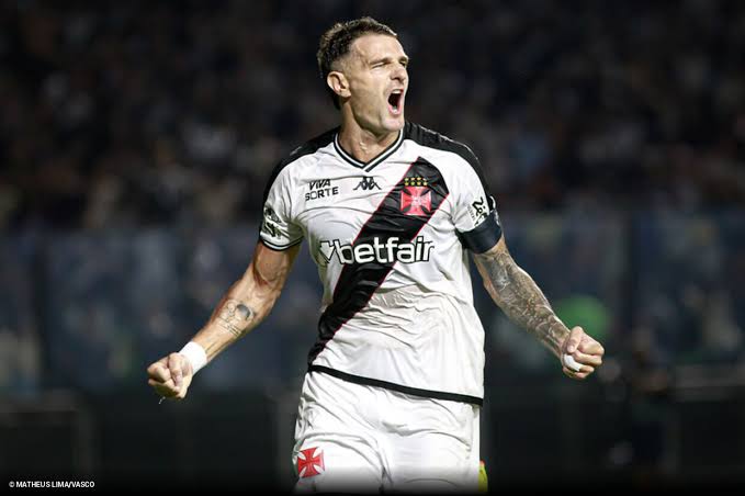 Goleiro do Vasco comemorando jogada.