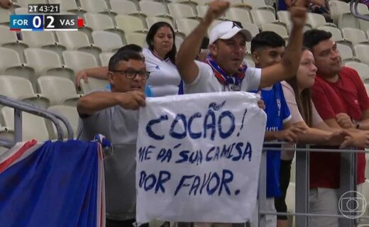 Catorze amigos vestindo camisas do Vasco, apoiando o time no estádio.