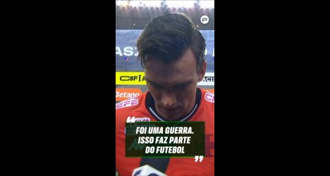 Jogador de futebol em entrevista após jogo.