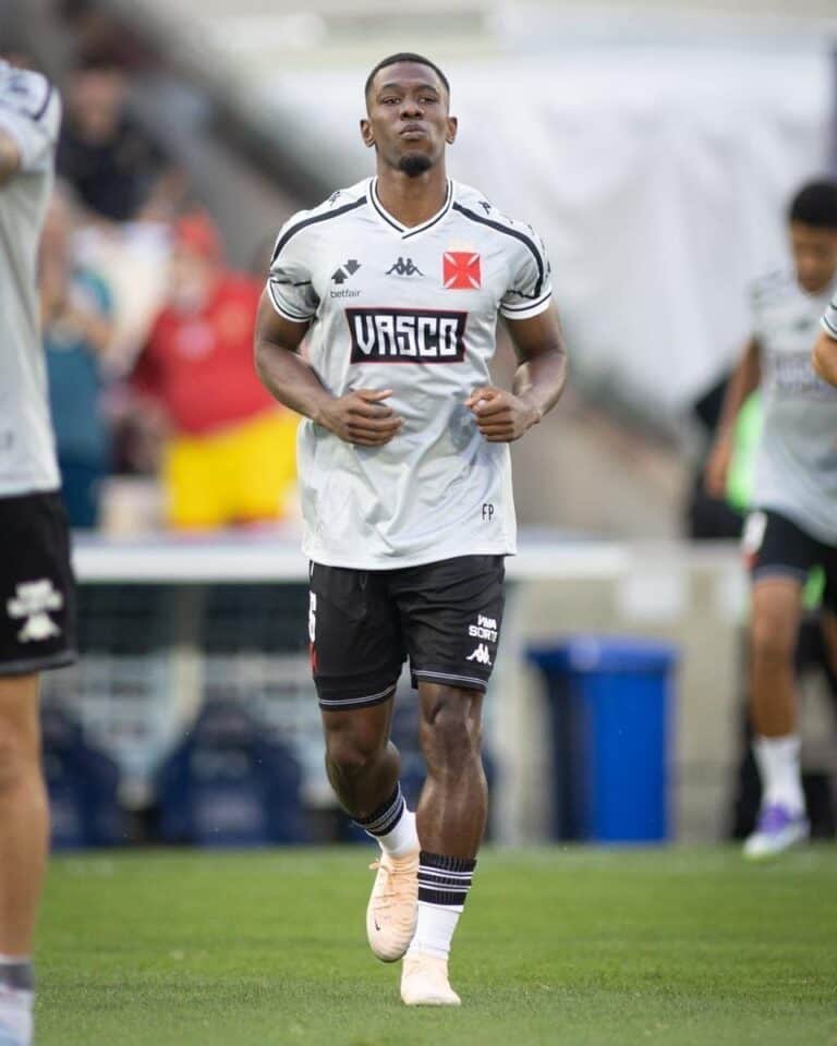 Jogador de futebol jogging em campo do Vasco.