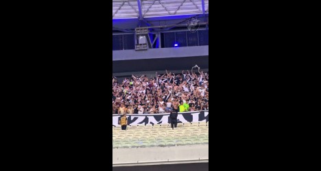 Torcida do Vasco em estádio; fãs vibrando.