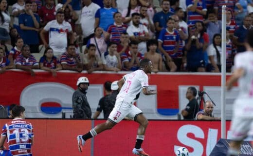Vasco da Gama em ação durante partida de futebol no estádio.