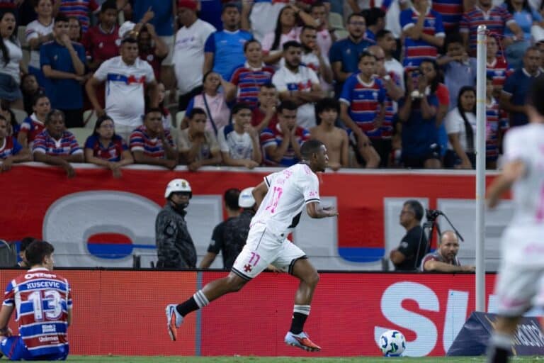 Vasco da Gama em ação durante partida de futebol no estádio.