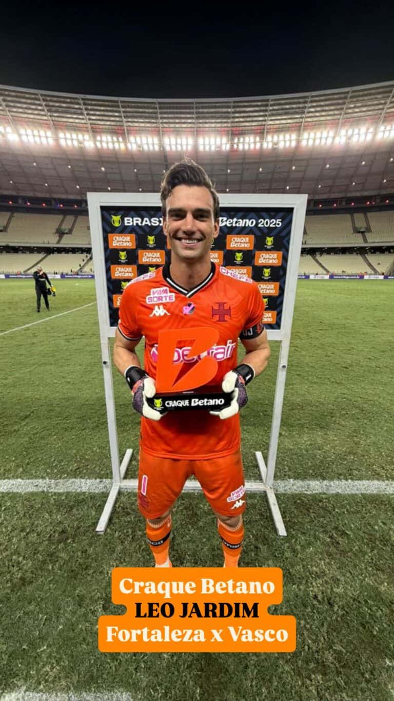 Jogador comemorando vitória com troféu do Vasco.