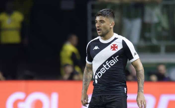 Jogador do Vasco em campo durante jogo.