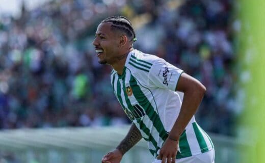 Jogador do Vasco comemorando gol em campo.