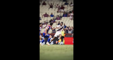 Jogadores em ação durante jogo de futebol do Vasco.