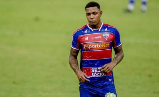 Jogador vestindo uniforme do Vasco, em campo.