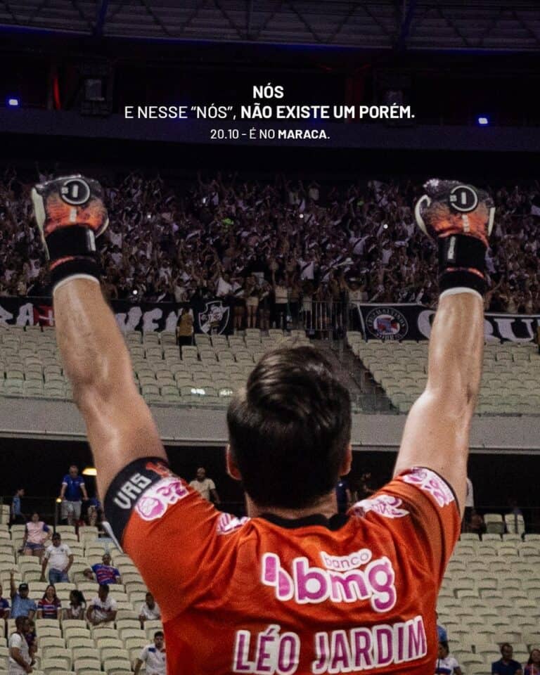 Nó Vasco comemorando no campo.