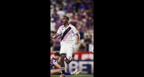 Jogador do Vasco comemorando gol em campo.