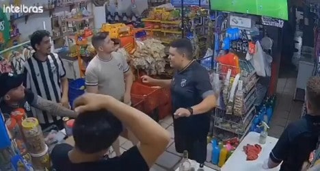Homens discutindo na loja; loja com produtos diversos.