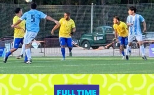 Jogadores de futebol em campo, partida entre Brasil e Argentina.