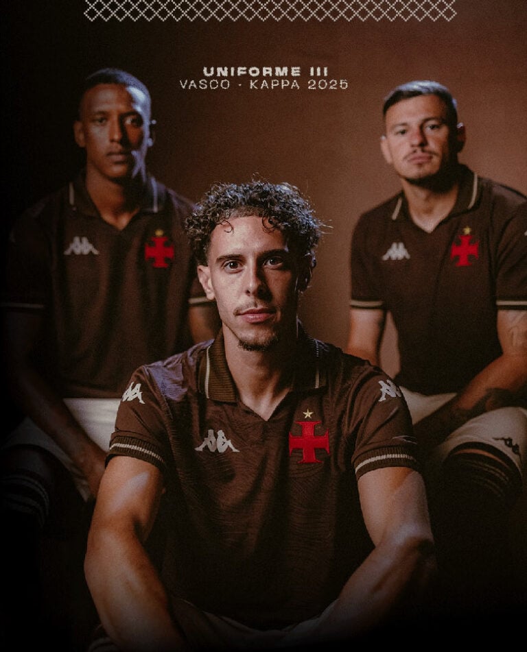 Vasco 2024 uniforme III, três jogadores posando com uniforme marrom.