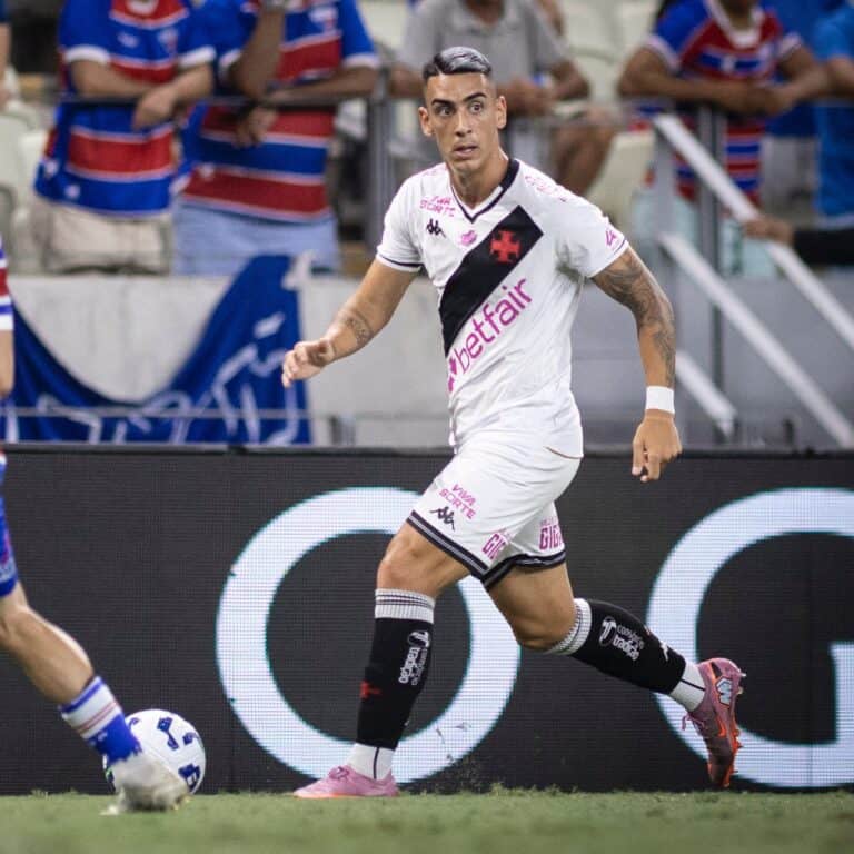 Vestido do jogador do Vasco em jogo de futebol.