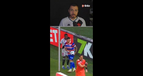 Jogadores do Vasco comemorando gol no estádio.