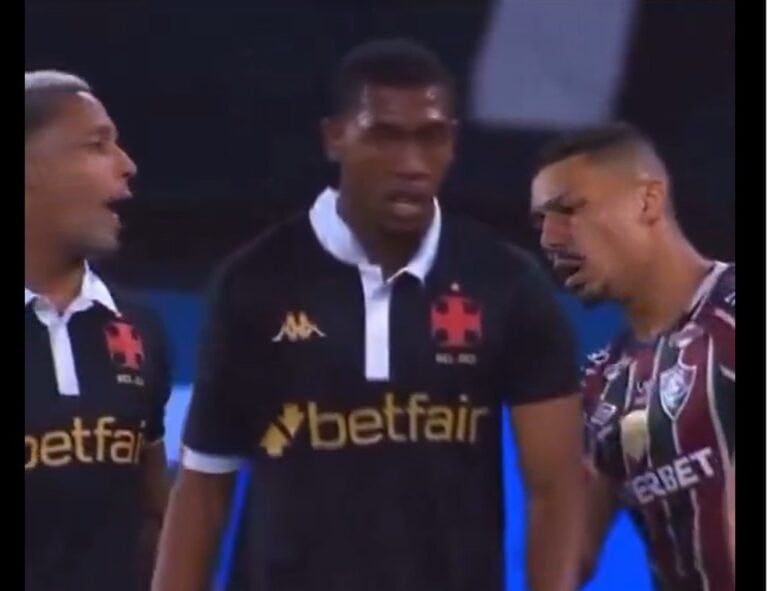 Jogadores do Vasco discutindo durante partida.