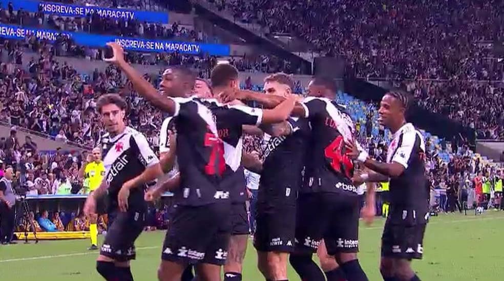 20251018-075722-1-13-rayan-provoca-torcida-do-fluminense-durante-comemoracao-do-vasco-foto-premiere Vasco da Gama comemorando gol em campo cheio de torcida.