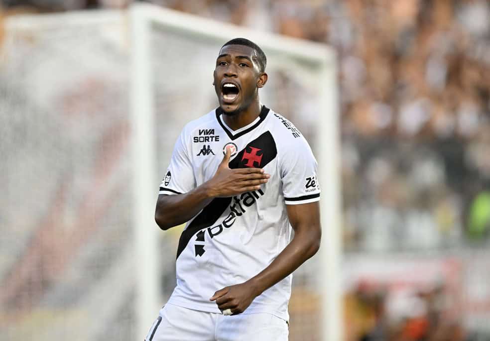 20251018-075724-1-32-rayan-em-vasco-x-vitoria-pelo-brasileirao-2025-foto-andre-durao Jogador do Vasco comemorando gol em campo.
