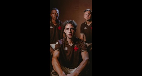 Jovens torcedores do Vasco com camisetas do time.