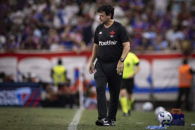 Treinador do Vasco em campo no jogo.