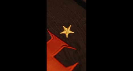 Estrela dourada sobre camisa preta do Vasco.