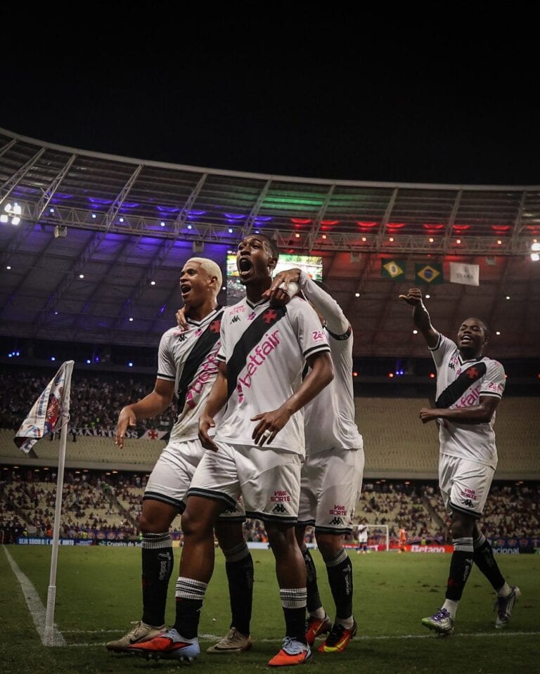 Vasco da Gama comemorando gol em campo.
