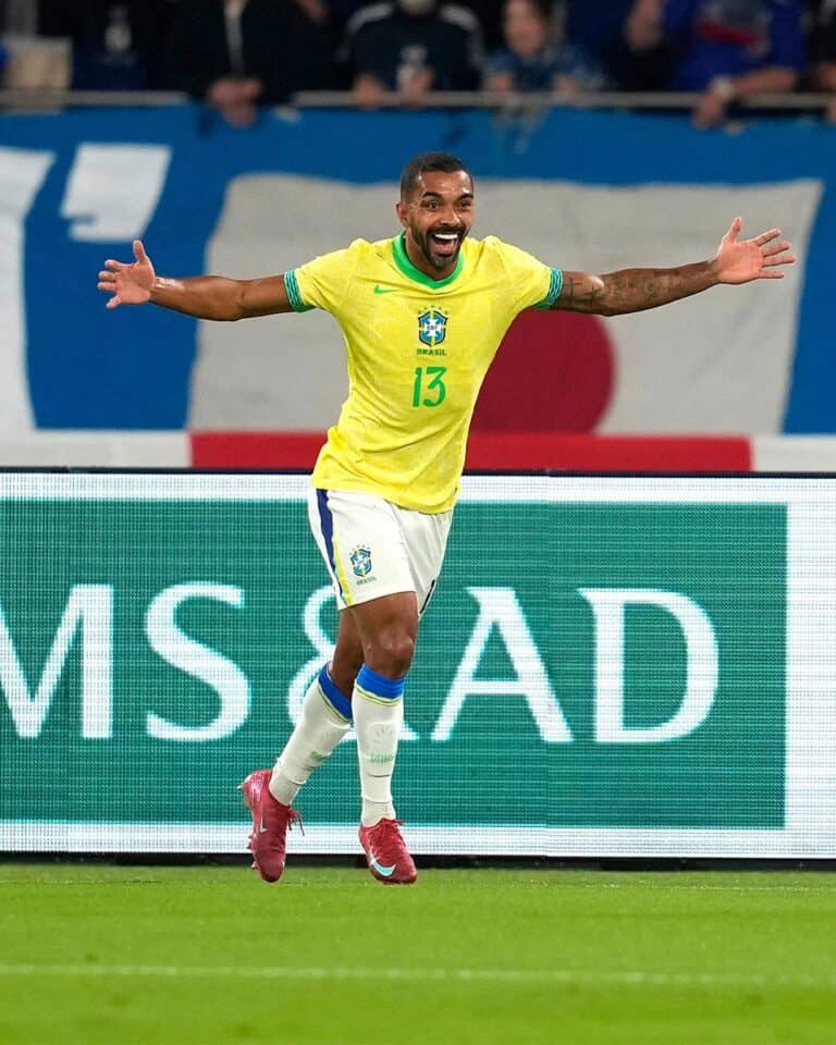 Vasco levando gol, jogador comemorando vitória.