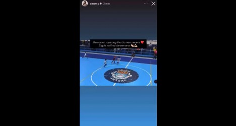 Jogadores de futebol no campo azul do Vasco.