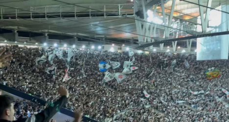 Torcida do Vasco comemorando dentro do estádio.