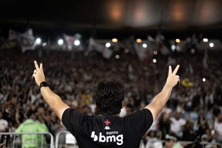 Celebridade do Vasco comemorando vitória em estádio lotado.