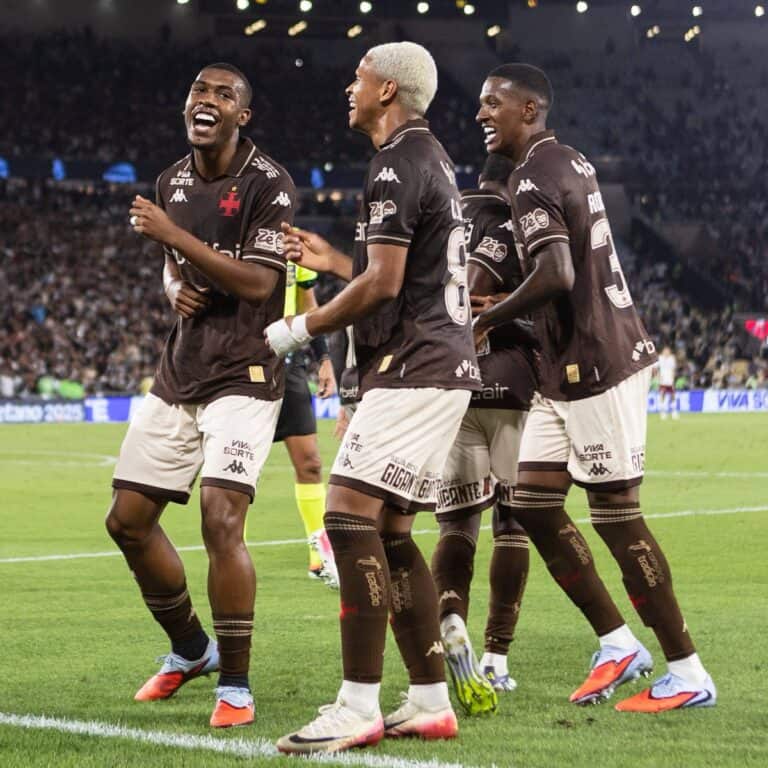 Vasco da Gama comemorando gol em campo.