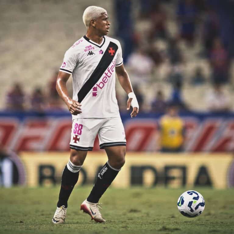 Vasco jogando com bola em campo.