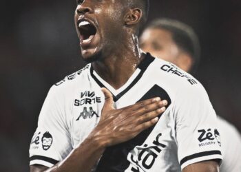 Brasileirão Vasco jogador levantando a mão no peito.