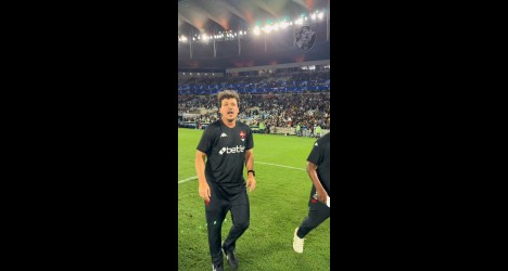 Jogador do Vasco comemorando no campo.