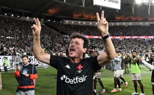 Vasco comemorando vitória no estádio.