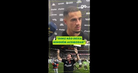 Dinei comemorando vitória do Vasco no campo.