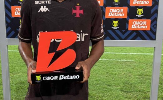 Rayan do Vasco segurando troféu na cerimônia de premiação.