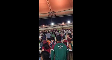 Multidão de torcedores no estádio.