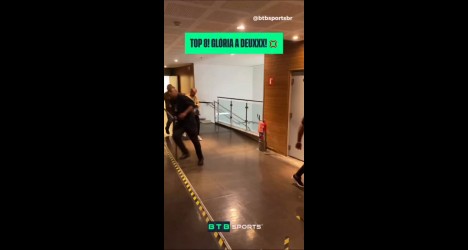 Jogadores comemorando na chegada ao hotel.