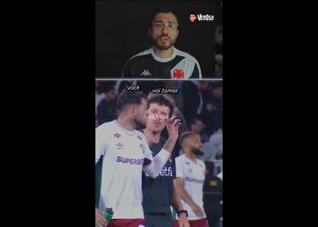 Homem com óculos e camisa do Vasco.