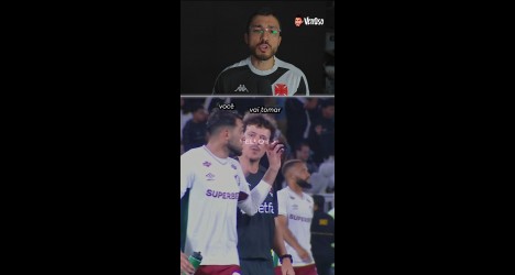 Homem com óculos e camisa do Vasco.