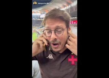 Homem comemorando no estádio do Vasco.