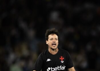 Fernando Diniz pode receber uma elevação salarial e ter seu contrato estendido após o Campeonato Brasileiro.