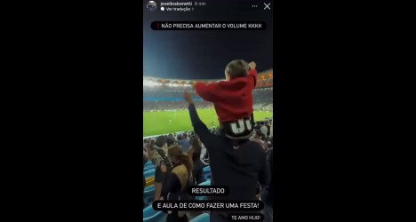 A criança no estádio comemorando.