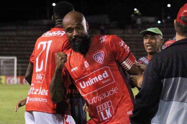 Vasco jogando com torcedores comemorando na torcida.