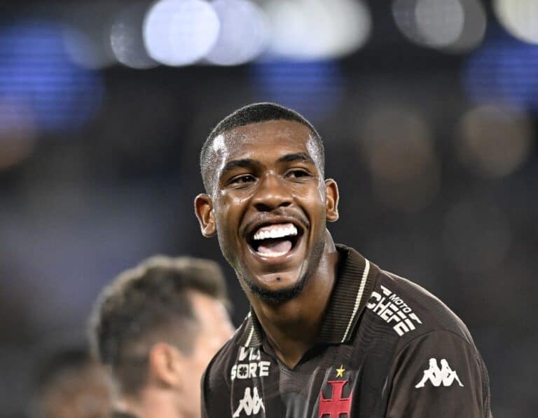 Jogador do Vasco sorrindo em campo.