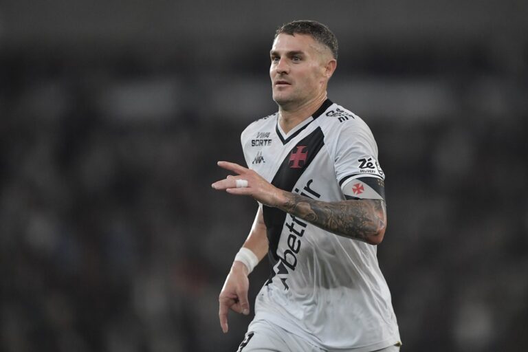 Jogador do Vasco durante partida de futebol.